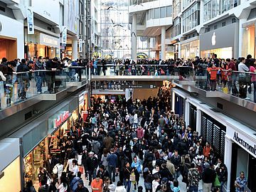 Shoppingcenter mit Menschenmassen