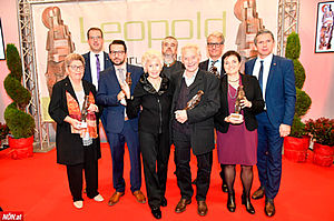 All NÖN Leopold award winners with the two chief editors on stage.