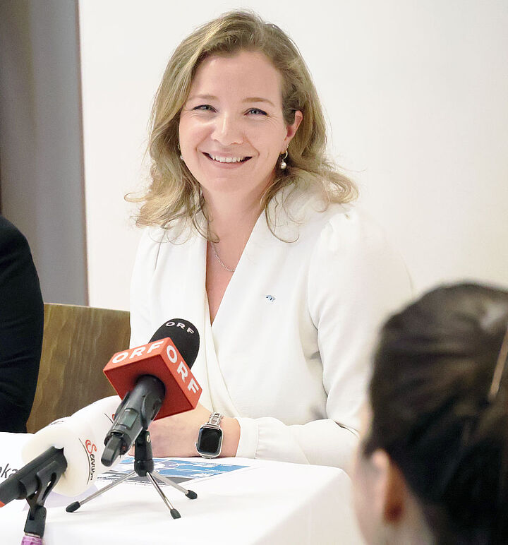 Portrait Angelika Rzepka bei Pressekonferenz