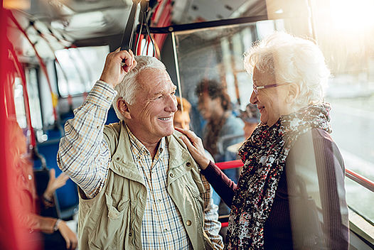 älteres Päarchen fährt in einem Bus