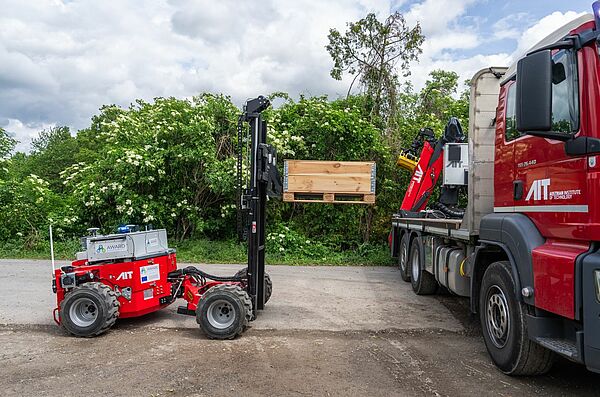 Autonomer Gabelstapler und LKW