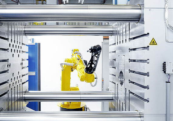Detailansicht Kaltkammer-Druckgießmaschine: Druckkammer und Roboterarm