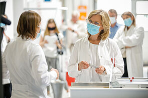 Federal minister Leonore Gewessler in a laboratory