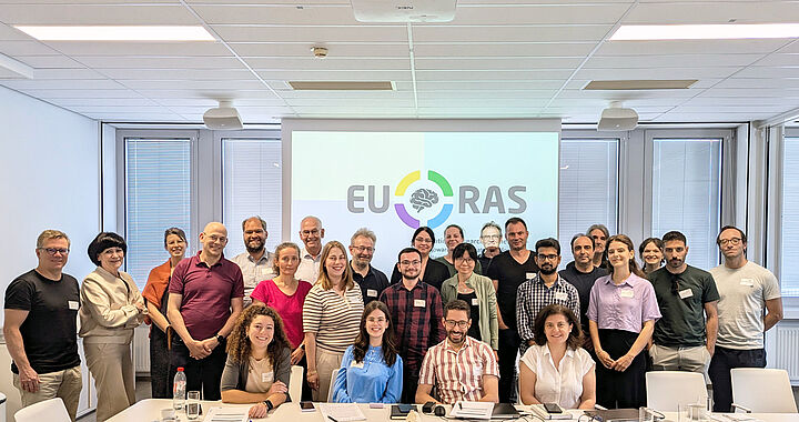 Gruppenfoto vor Logo