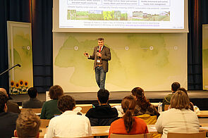 Vortragender auf der Bühne