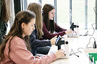 Schüler:innen vor Mikroskop