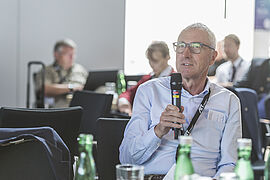 Leichtmetalltage Konferenz Person mit Mikrofon