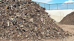 Berge von Kompost auf Gelände mit Plastik verunreinigt