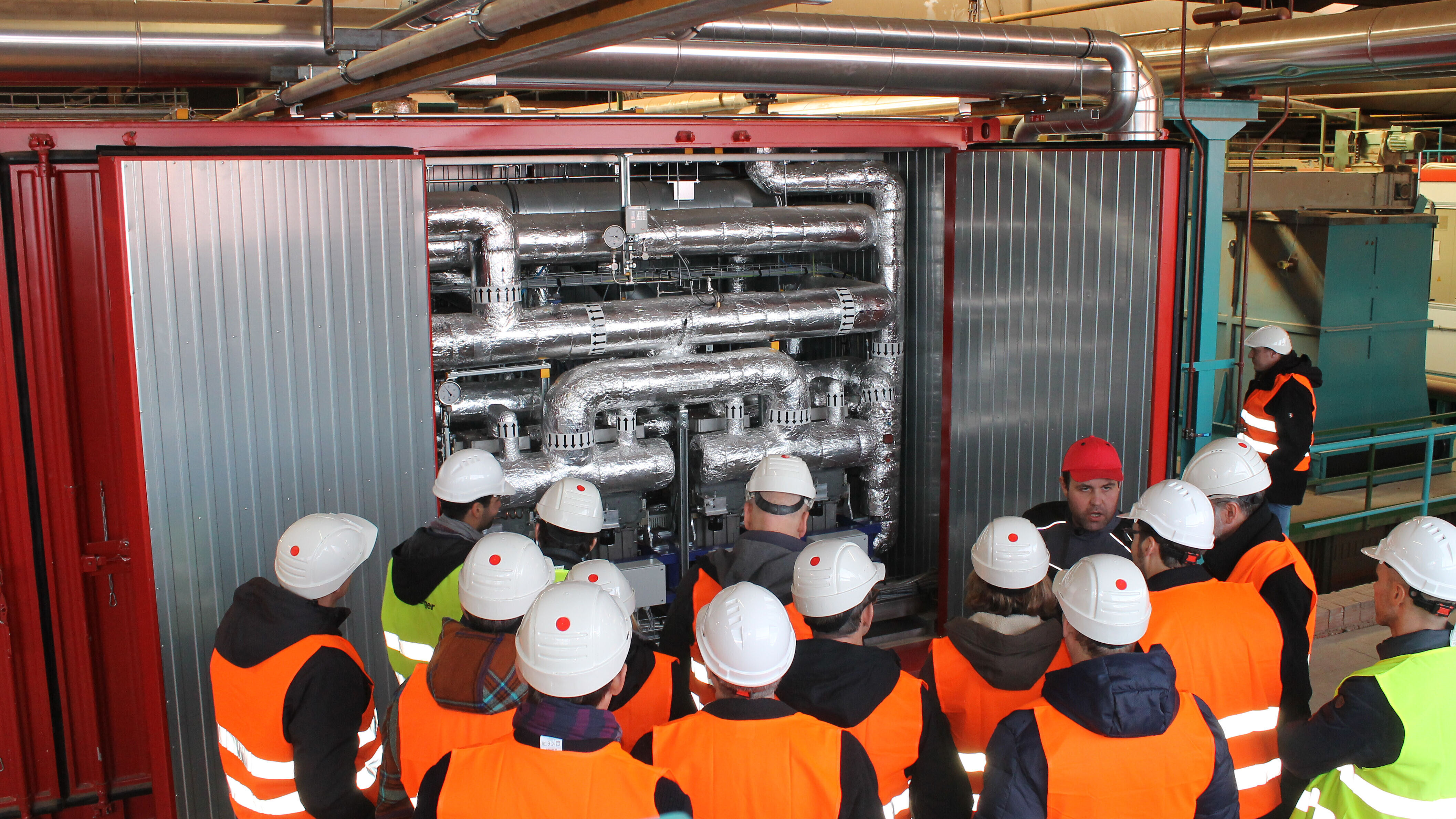 Personen sehen sich die Wärmepumpen an