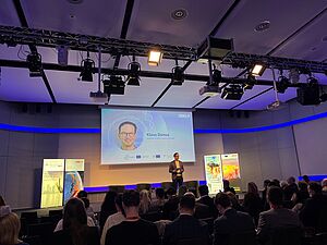 Klaus Donsa auf der Bühne als Moderator