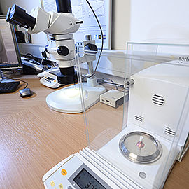 Imagebild eines Mikroskops und einer Waage