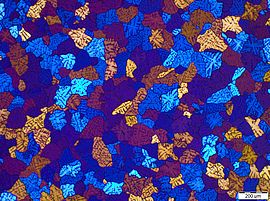 farbige Rasterelektronenmikroskop-Abbildung einer Legierung