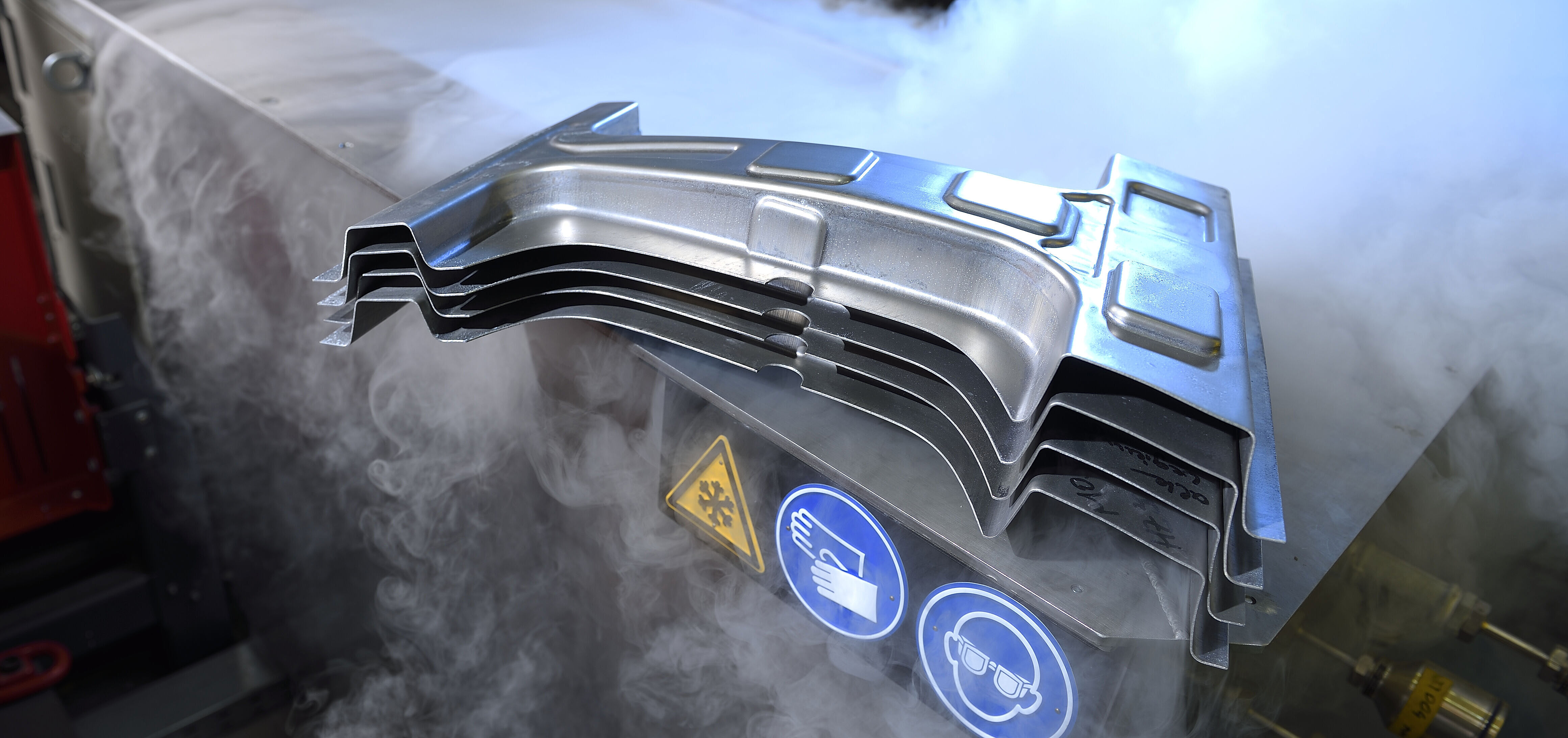 Kryo-Aluminiumblech auf dem Rand des Stickstoffbeckens mit Nebel