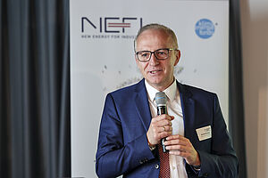 Foto: Gerhard Christiner (APG) spricht mit Mikrofon in der Hand