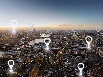 Routenplanung mit virtuell eingezeichneten Standortpunkten auf einem Stadtfoto