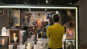 AI Kunstobjekte und Person die diese betrachtet