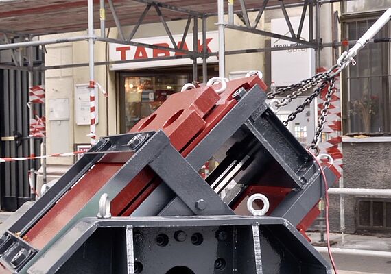 MoSeS: Mobile Seismic Simulator; hydraulic vibration generator