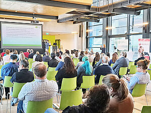 Vortragssaal mit Präsentation