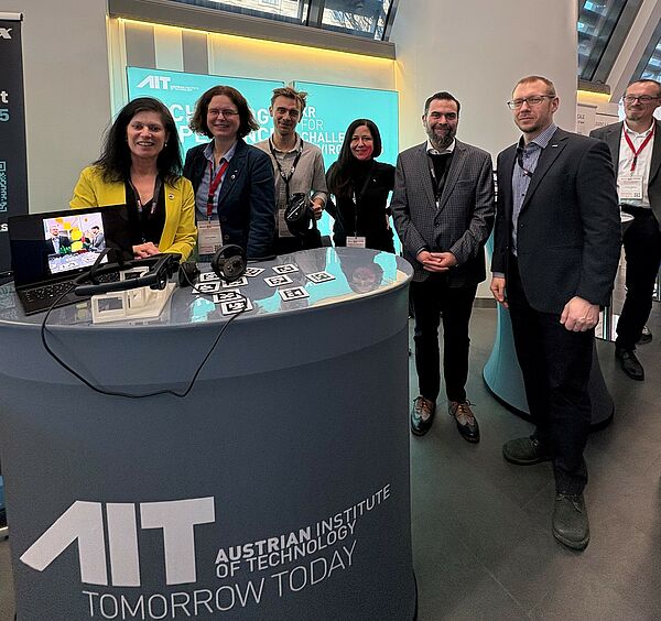 Vom AIT vor ORT (v.l.): Christine Wahlmüller-Schiller, Jasmin Lampert, Lukas Kröninger, Kris Hofmann, Markus Murtinger, Otto Brechelmacher und im Hintergrund Thomas Röblreiter von der FFG. Foto: AIT