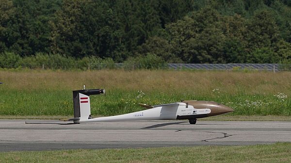 Unbemanntes Flugzeug ELENA auf der Startbahn