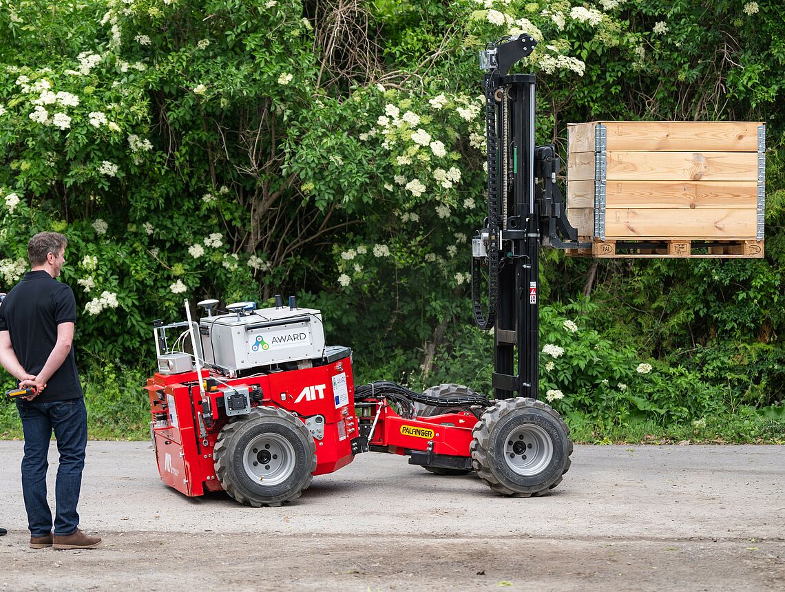 Automated Forklift being introduced at the Large Scale Robotics Lab in Seibersdorf Copyright AIT tm-potography.at 