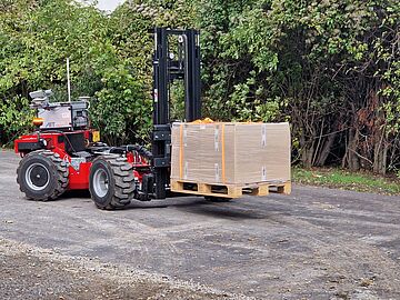 Autonomous forklift truck with transported goods on a pallet on the AIT outdoor test site, the Large-Scale Robotics Lab