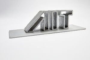 WAAM-Bauteil AIT Logo in 3D auf weißem Hintergrund