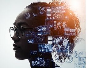 Kopf einer Frau mit digitalen Symbolen