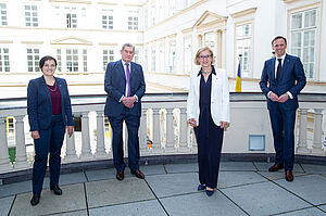 Gruppenfoto auf dem Balkon mit allen Verantwortlichen