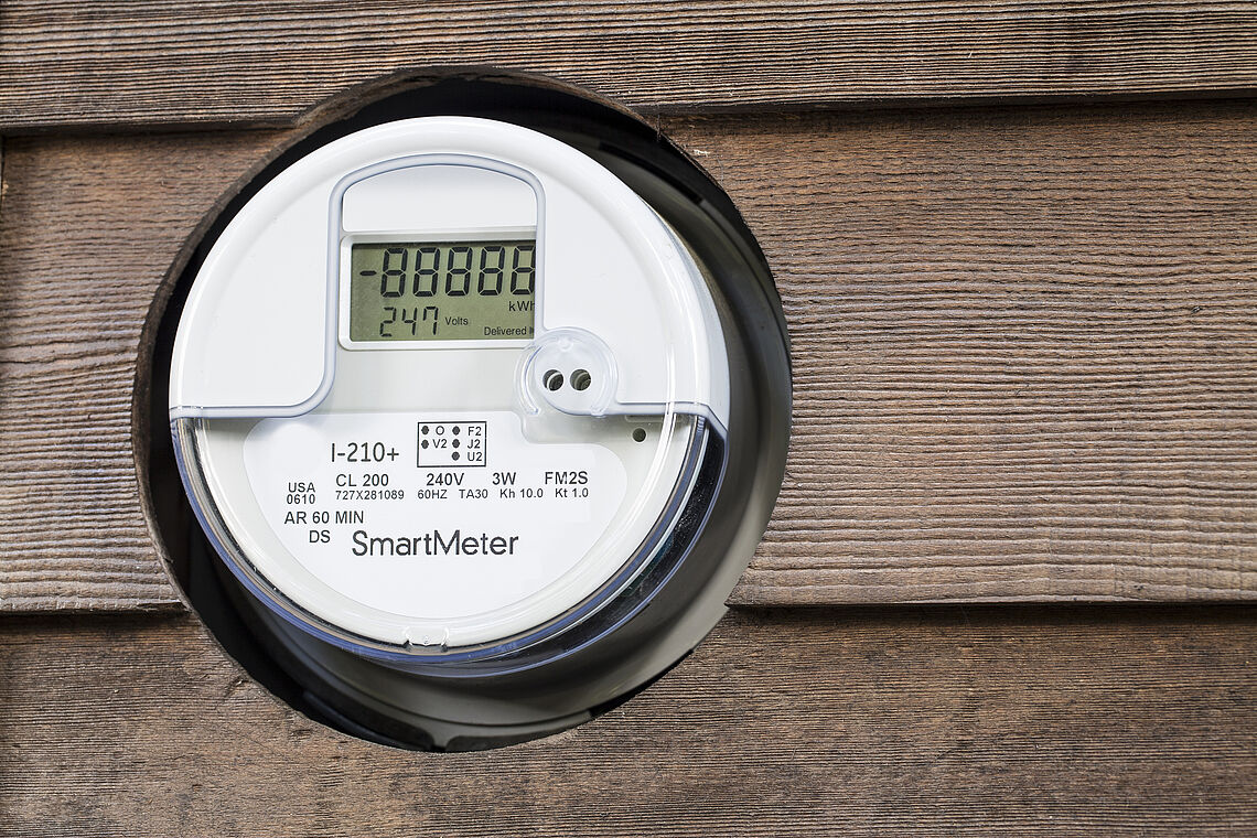 Smart Meter Gerät misst die Spannung des Netzes.