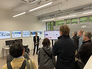 TeilnehmerInnen der Konferenz im AIT DSS DemoLab mit Martin Litzenberger