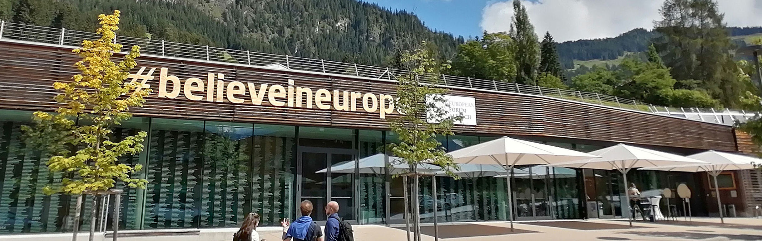 "Believe in Europe" Schriftzug auf einem Gebäude in den Alpen