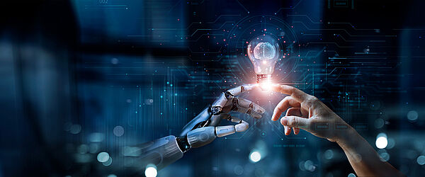 KI, maschinelles Lernen, Roboterhände und menschliche Berührung in einem großen Datennetz, kreative Gehirndaten in einer Glühbirne, Wissenschaft und Technologie der künstlichen Intelligenz, Innovation für die Zukunft.