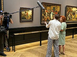 Two ladies in the Kunsthistorisches Museum with the painting ‘The Bird Thief’