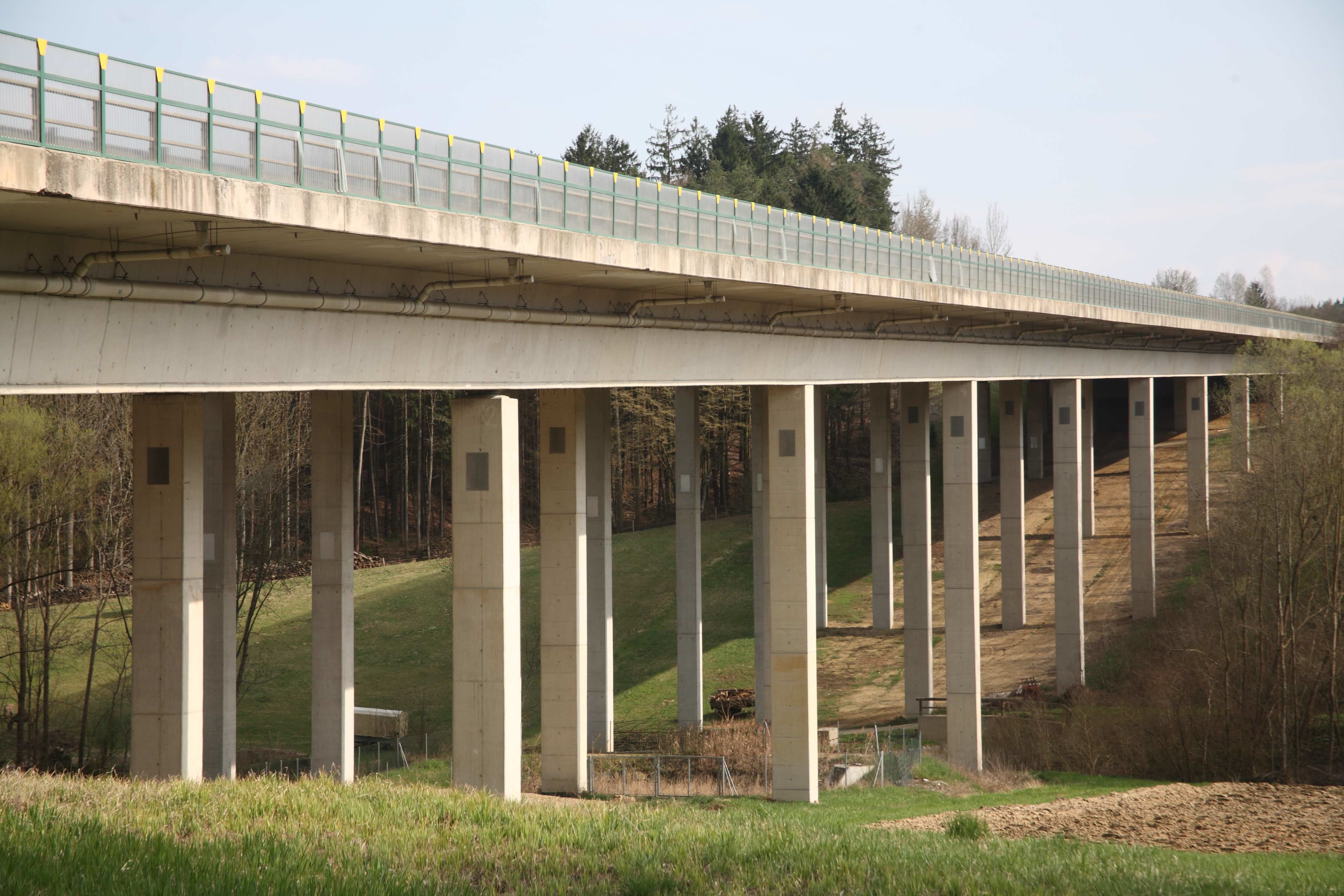 Graue Brücke für Autos mit vielen Pfeilern