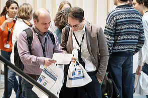 Besucher betrachten das Programm