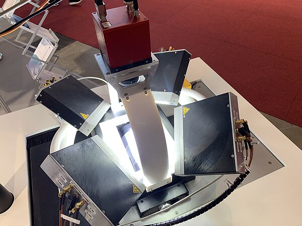 AIT Demonstrator xposure:photometry mit 4 Beleuchtungen, einer Kamera und einer rotierenden Trommel.