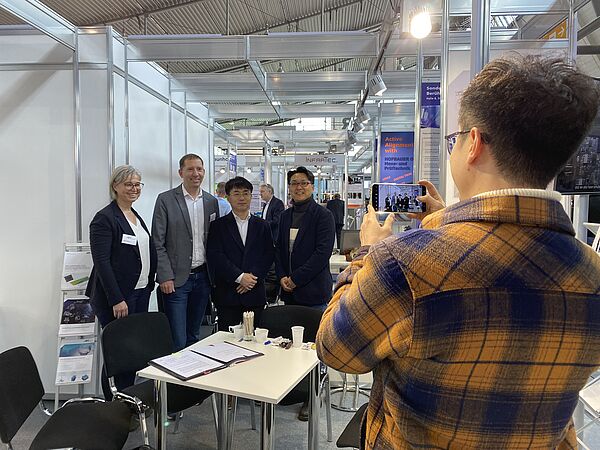 AIT Team auf der Messe Control mit internationalen Partnern