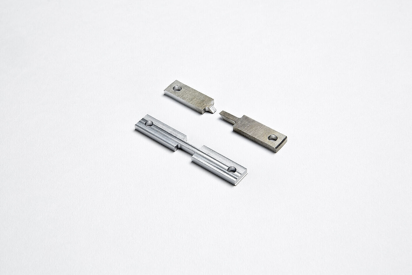 intakte und verbrauchte Zugprobe auf weißem Hintergrund