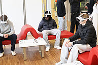 Schüler:innen mit VR Brillen