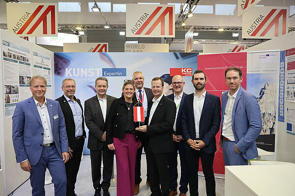 Diskussionsrunde mit Key playern aus der Plastikindustrie von REMA, ENGEL, Wittmann Group und ARBURG sowie aus der Forschung das AIT auf der Messe FAKUMA vor dem Advantage Austria Stand.