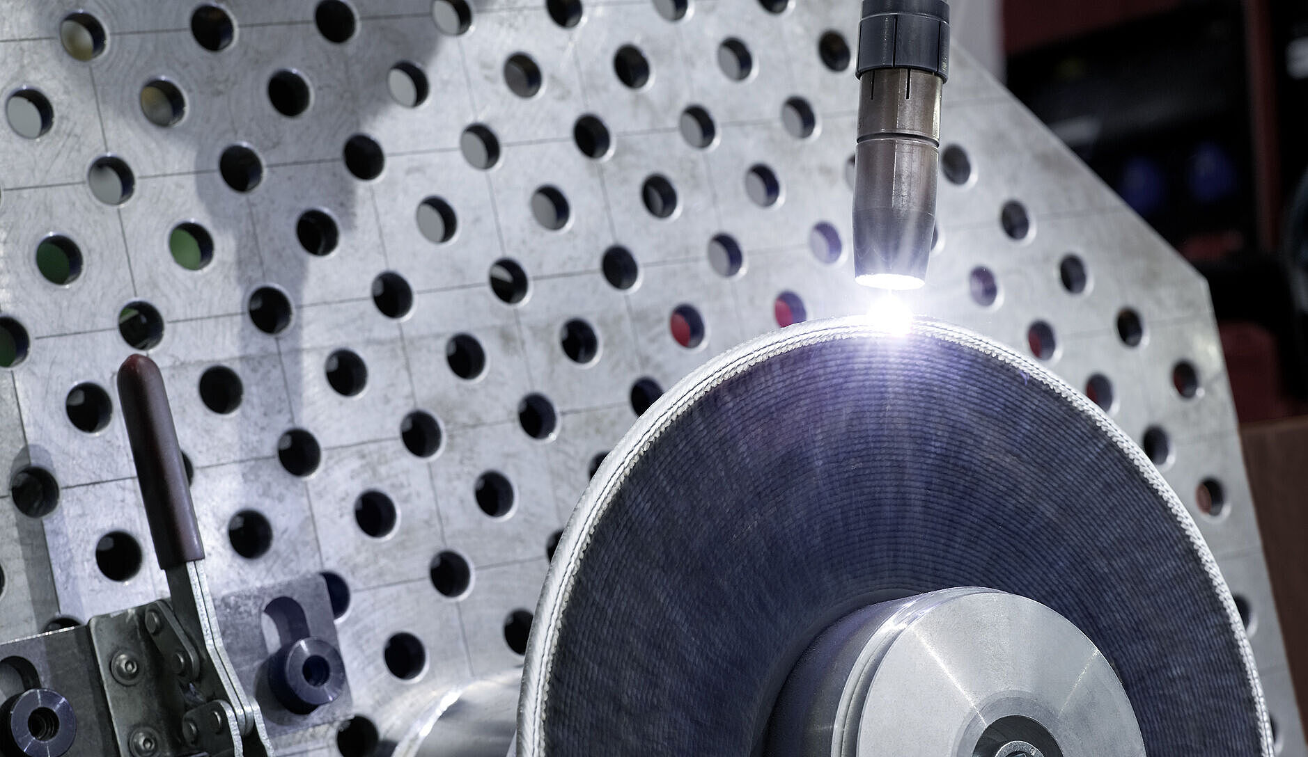 Nahaufnahme Schweißarm mit Lichtbogen und Bauteil