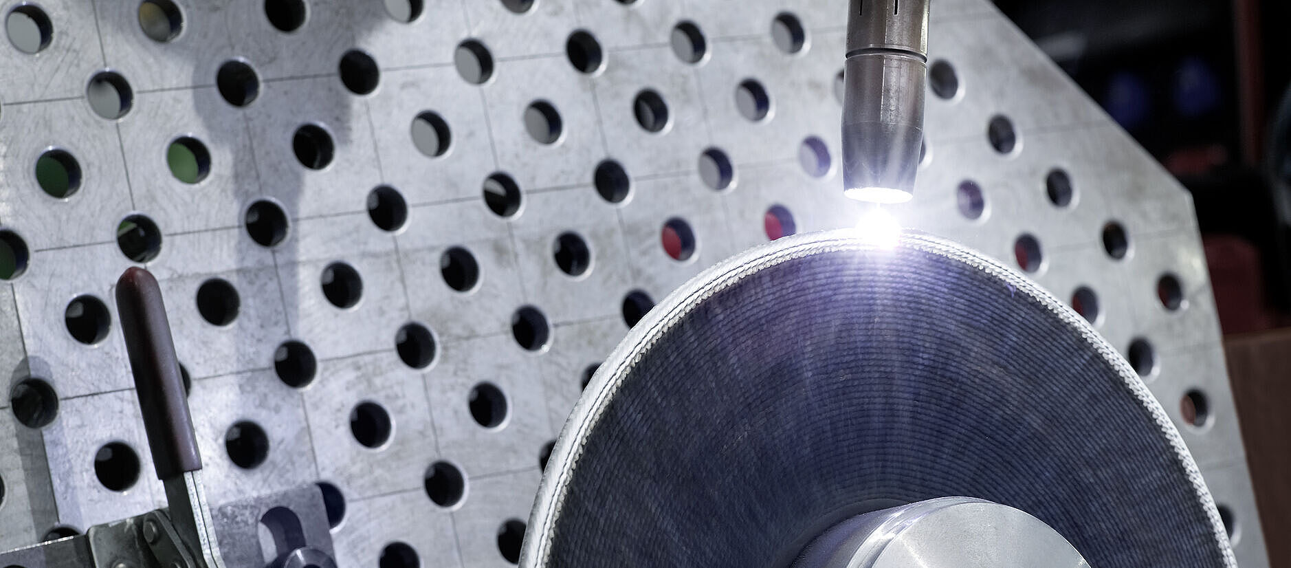 Nahaufnahme Schweißarm mit Lichtbogen und Bauteil