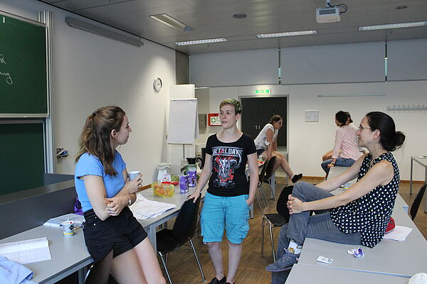Nicole Brosch (AIT) und Katharina Pollack (TU Wien) im Gespräch mit einer angehenden Technikerin. Foto Credits: FH Wels, ISAE4W