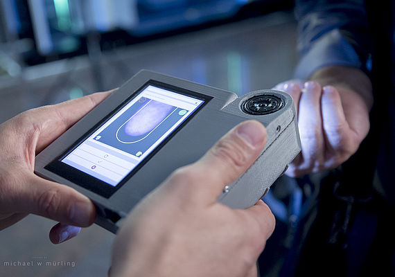 biometrische Authentifizierung wird mittels Gerät durchgeführt
