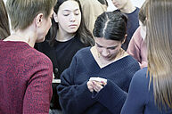 Schülerin betrachtet Petrischale genau