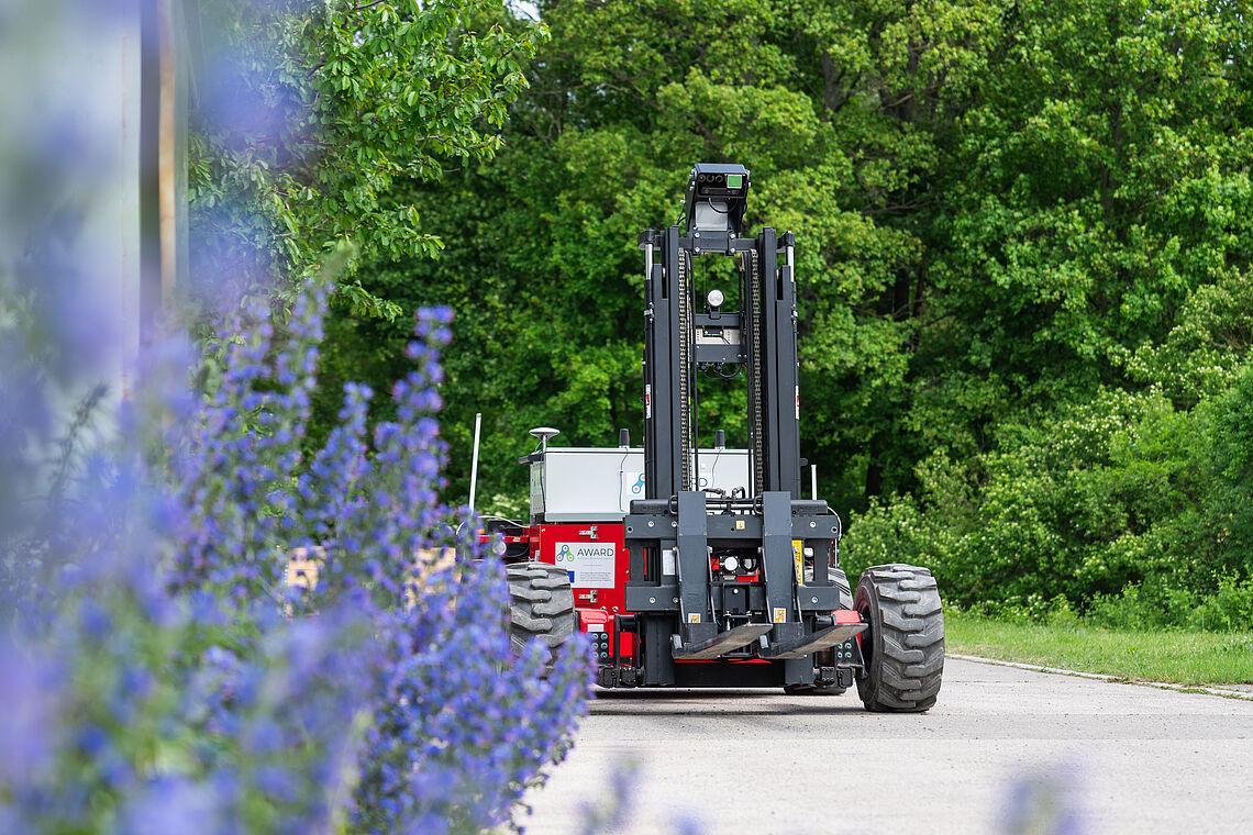 Automated forklift drives at the test site "Large Scale Robotics Lab" in Seibersdorf Copyright AIT tm-photography.at