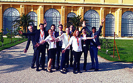 Organisation-Team: G.Schreier, D.Hayn, H.Peinsold, A. Ziegl, M.Sams, M. Janitsch, A. Eggerth, A. Schreier, P.Mayr, S. Veeranki (v.l.n.r.) in front of Schloss Schönbrunn 