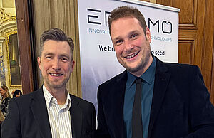 Zwei Personen vor Ensemo Roll-up