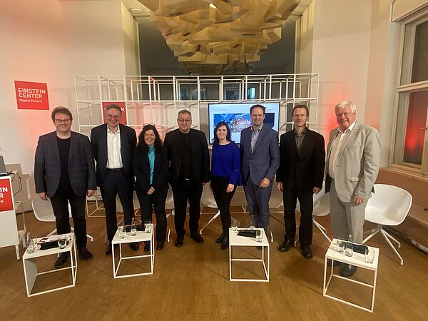 Martin Kugler (Moderator, AIT), Andreas Kugi (TU Wien, AIT), Elisabeth André (Universität Augsburg), Manfred Tscheligi (Universität Salzburg, AIT), Lydia Kaiser (TU Berlin), Johannes Winter (L3S), Matthias Scheutz (Tufts University, AIT) und Wolfgang Knoll (Managing Director AIT)